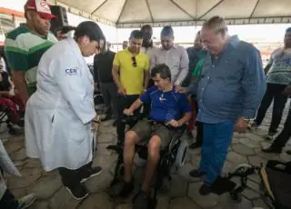 Prefeito Temóteo Brito faz entrega de cadeiras de rodas, equipamentos para Saúde, motos e bicicletas para agentes de endemias