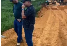 Prefeito Tonzinho investe em recuperação de estrada vicinal para facilitar o transporte escolar e fortalecer agricultura familiar 