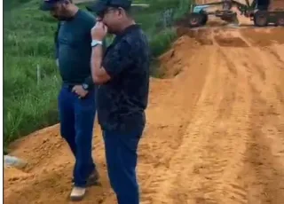Prefeito Tonzinho investe em recuperação de estrada vicinal para facilitar o transporte escolar e fortalecer agricultura familiar 