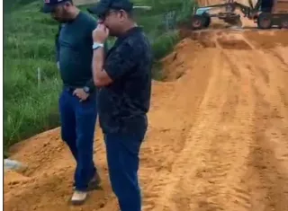 Prefeito Tonzinho investe em recuperação de estrada vicinal para facilitar o transporte escolar e fortalecer agricultura familiar 