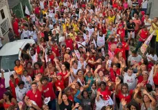 Zico de Baiato e Pipi arrastam multidão em caminhada para inauguração de comitê em São José