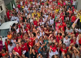 Zico de Baiato e Pipi arrastam multidão em caminhada para inauguração de comitê em São José