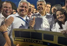 Prefeito Zico de Baiato garante mais um ônibus escolar para Alcobaça em encontro com Governador e Deputado Federal