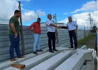 Prefeito Zico de Baiato vistoria obra do Mercado Municipal de São José de Alcobaça