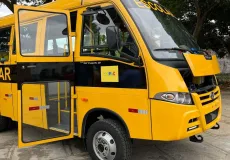 Prefeitura apresenta novo micro-ônibus 4x4 com acessibilidade para transporte escolar de Medeiros Neto