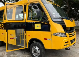 Prefeitura apresenta novo micro-ônibus 4x4 com acessibilidade para transporte escolar de Medeiros Neto