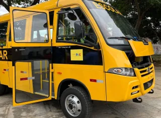 Prefeitura apresenta novo micro-ônibus 4x4 com acessibilidade para transporte escolar de Medeiros Neto