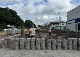Prefeitura avança com obra de pavimentação em rua lateral da BR-418 no distrito de Posto da Mata