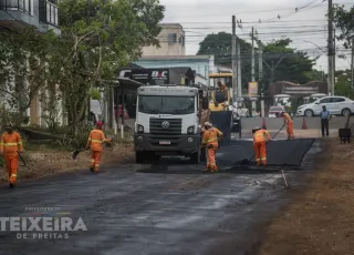 Prefeitura avança com obras de pavimentação e drenagem em ruas de Teixeira de Freitas