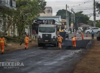 Prefeitura avança com obras de pavimentação e drenagem em ruas de Teixeira de Freitas