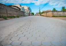 Prefeitura avança com pavimentação em rua do bairro Monte Castelo, em Teixeira de Freitas