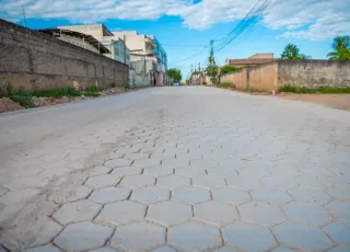Prefeitura avança com pavimentação em rua do bairro Monte Castelo, em Teixeira de Freitas