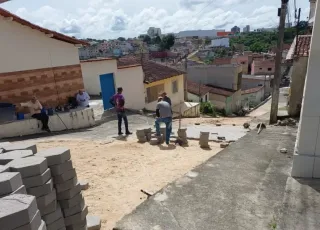 Prefeitura de Teixeira de Freitas trabalha na recuperação de calçamento destruído pela chuva no bairro Wilson Brito