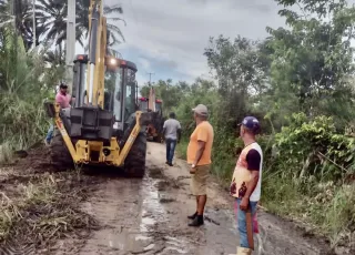 Prefeitura de Alcobaça realiza trabalho de recuperação da estrada de acesso à comunidade de Porto do Campo