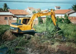 Prefeitura de Alcobaça realiza limpeza de córrego no bairro Jardim Imperial