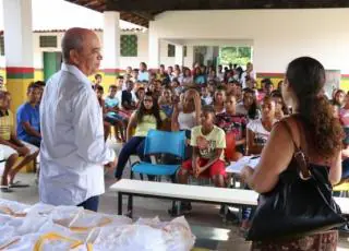 Prefeitura de Caravelas entrega uniformes escolares aos alunos da rede municipal de ensino