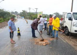 Vídeo - Prefeitura de Caravelas realizou mais uma ação tapa buracos no município