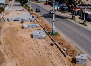 Prefeitura de Itamaraju dá continuidade a projeto de calçamento da cidade na Avenida Liberdade