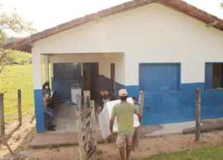 Prefeitura de Itanhém faz reforma e entrega geladeira e fogão em escola da Comunidade Água Fria