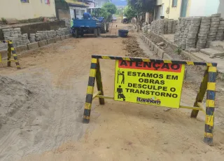 Prefeitura de Itanhém inicia pavimentação da Rua Demóstenes Dias, no bairro Grinaldo Medeiros