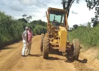 Prefeitura de Itanhém investe em recuperação das estradas depois das fortes chuvas. Máquinas já estão na estrada de Ibirajá.