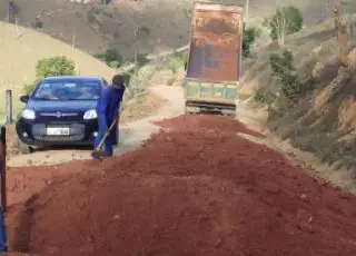 Prefeitura de Jucuruçu recupera trecho da “Ladeira do Dolar” e avança na manutenção da estrada de Monte Azul