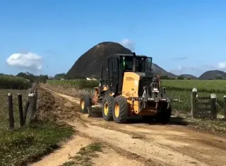 Prefeitura de Lajedão intensifica recuperação de estradas e beneficia moradores da zona rural