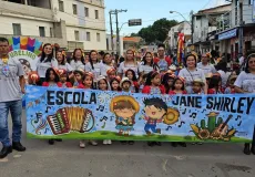 Prefeitura de Medeiros Neto abre 36º Arraiá do Água Fria com desfile junino das escolas municipais