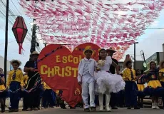 Prefeitura de Medeiros Neto abre 37º Arraiá do Água Fria com desfile junino das escolas públicas
