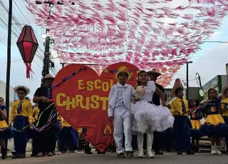 Prefeitura de Medeiros Neto abre 37º Arraiá do Água Fria com desfile junino das escolas públicas