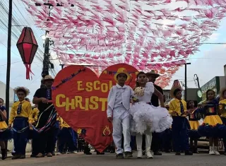 Prefeitura de Medeiros Neto abre 37º Arraiá do Água Fria com desfile junino das escolas públicas