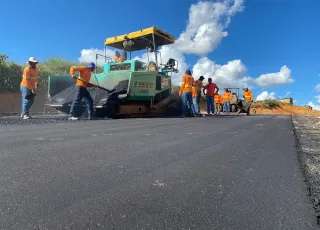 Prefeitura de Medeiros Neto comemora agilidade na pavimentação asfáltica de acesso que liga as BAs 290 e 690