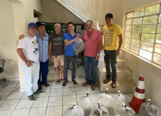 Prefeitura de Medeiros Neto e Bahia Pesca distribuem milhares de alevinos entre produtores rurais