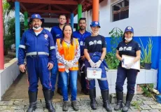 Prefeitura de Medeiros Neto e Corpo de Bombeiros visitam famílias que estão em escolas municipais após chuvas