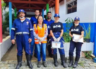 Prefeitura de Medeiros Neto e Corpo de Bombeiros visitam famílias que estão em escolas municipais após chuvas