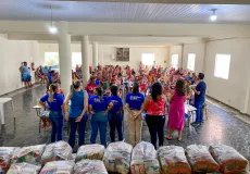 Prefeitura de Medeiros Neto entrega cestas básicas a famílias dos bairros Aparecida, Kit Moradia e Morro do Gato