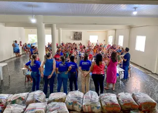 Prefeitura de Medeiros Neto entrega cestas básicas a famílias dos bairros Aparecida, Kit Moradia e Morro do Gato