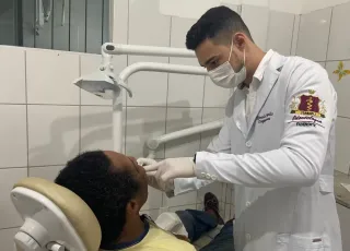 Prefeitura de Medeiros Neto entrega inúmeras próteses dentárias à população, na Campanha Medeiros Sorridente