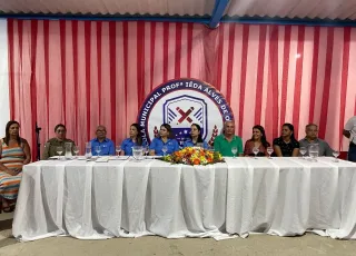 Prefeitura de Medeiros Neto entrega kits completos de uniforme para estudantes da Escola Iêda - Modelo CPM