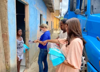 Prefeitura de Medeiros Neto entrega kits de limpeza e higiene para as famílias afetadas por alagamentos na região do Pó