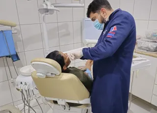 Prefeitura de Medeiros Neto entrega próteses dentárias à população, na Campanha Medeiros Sorridente