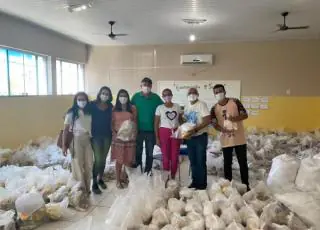 Prefeitura de Medeiros Neto finaliza montagem para entrega de peixes e kits da merenda escolar