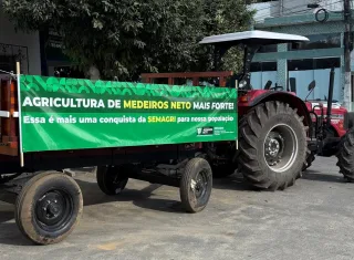 Prefeitura de Medeiros Neto ganha trator para fortalecer a Agricultura através da SEMAGRI 