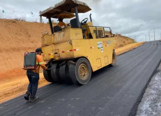 Prefeitura de Medeiros Neto inicia asfaltamento no bairro Novo Uldurico Pinto