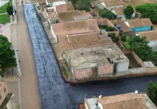 Prefeitura de Medeiros Neto inicia asfalto no bairro Novo Uldurico Pinto
