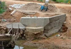 Prefeitura de Medeiros Neto inicia reconstrução de ponte carregada pelas águas após fortes chuvas que liga à Umburatiba 