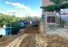 Prefeitura de Medeiros Neto inicia terraplanagem para construção de muro de arrimo na "rua do Curral"