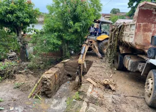 Prefeitura de Medeiros Neto intensifica limpeza de bueiros e córregos após obstrução causada por fortes chuvas