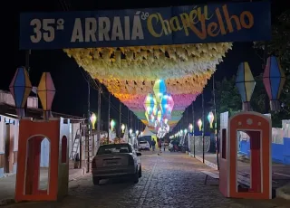 Prefeitura de Medeiros Neto ornamenta o 35º Arraiá do Chapéu Véi. Confira a programação completa. 