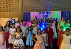 Prefeitura de Medeiros Neto promove “Noite de Autógrafos” com alunos da Escola Virgílio